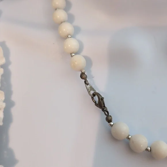 Timeless White Beaded Necklace with Vintage Elegance - Picture 6 of 7